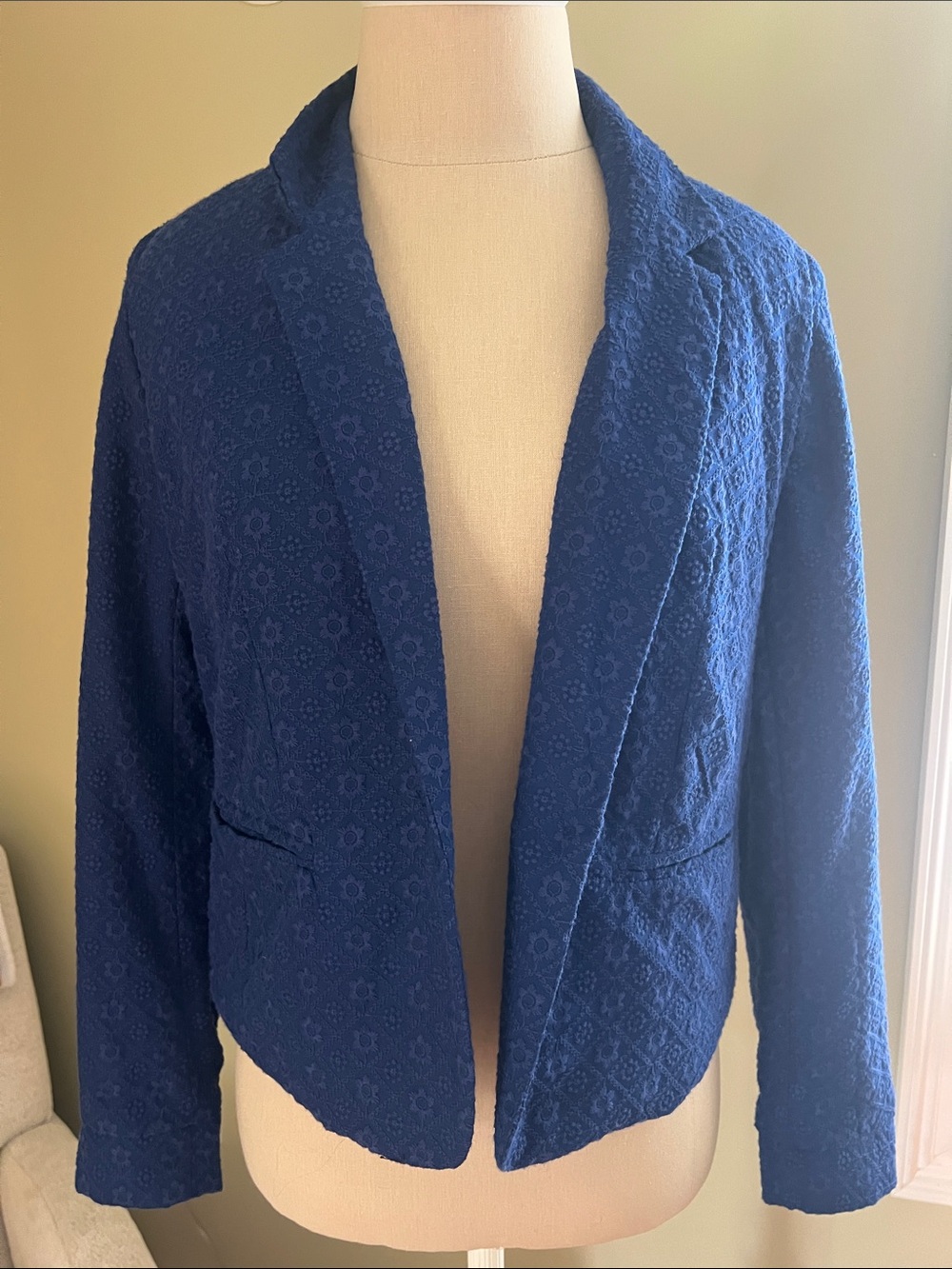 Draper James Navy Textured floral embroidered Blazer one gold button XS fitted